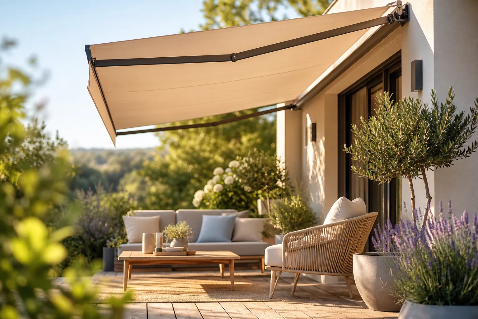 Sonnige Terrasse mit ausgefahrener Markise, Sitzbereich und Sommerpflanzen im warmen Nachmittagslicht